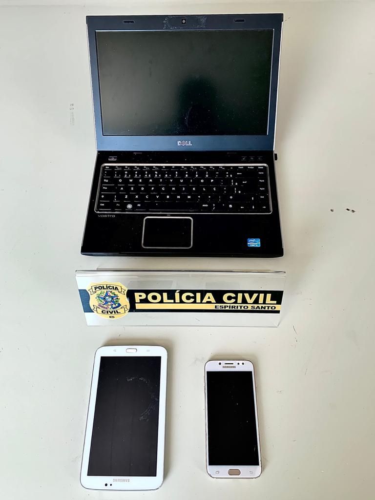 Computador e celulares apreendidos na casa do adolescente (Foto: Júlia Afonso)