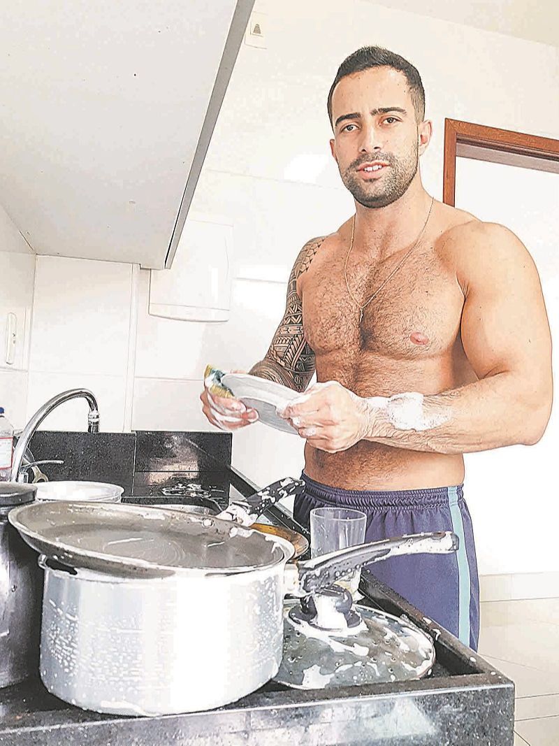 O policial militar Raphael Santana lava e seca as louças em casa. (Foto: Roberta Bourguignon)