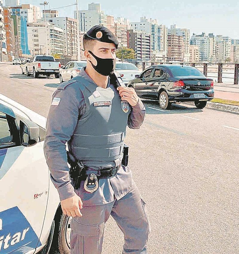 Raphael no trabalho, em blitz realizada na Praia do Morro, Guarapari (Foto: Divulgação)