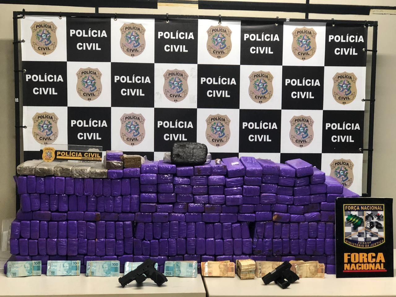230 quilos de maconha foram apreendidos em Vila Velha (Foto: Divulgação/ PCES)