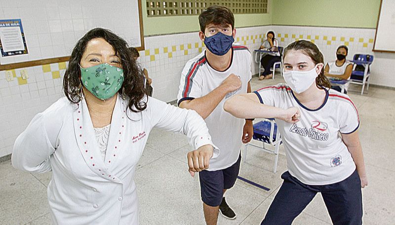 Professora Mara Paixão e seus alunos (Foto: Dayana Souza / AT)