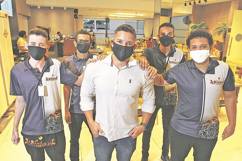 Um dos estabelecimentos que está contratando funcionários que precisaram ser demitidos durante a pandemia é o restaurante Caranguejo do Assis. O dono, Dyonatan Giovanelli, afirmou que precisou demitir 60 funcionários, mas que já recontratou alguns (Foto: Dayana Souza/ AT)