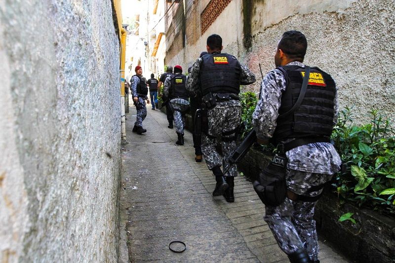 Foram apreendidos 43 tabletes de crack estimados em 1 milhão de reais (Foto: Fábio Nunes)