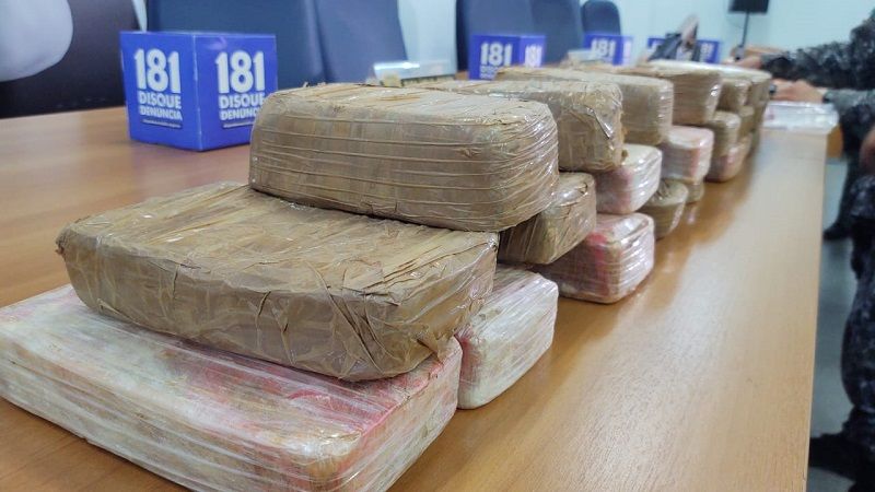 Foram apreendidos 43 tabletes de crack estimados em 1 milhão de reais (Foto: Taynara Nascimento)
