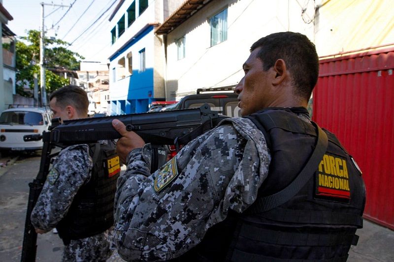 Foram apreendidos 43 tabletes de crack estimados em 1 milhão de reais (Foto: Fábio Nunes)