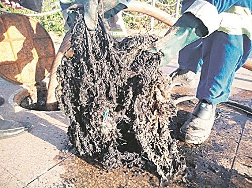 Cabelo retirado da rede de esgoto (Foto: Serra Ambiental/ divulgação)