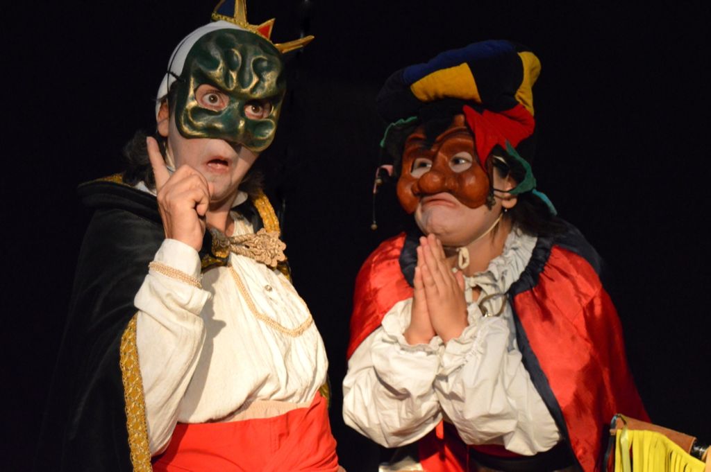 Na peça, dois saltimbancos alegram as crianças, mesclando magia, música, palhaçaria e questões ambientais. (Foto: Maria Barros/Divulgação)