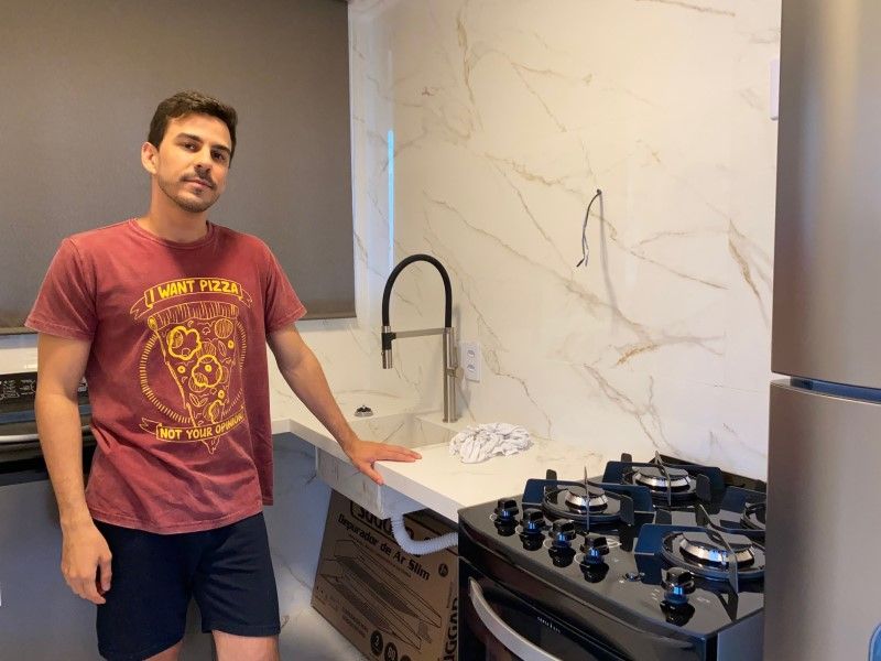 O arquiteto e influenciador digital Renzo Cerqueira, 29 anos, está com dificuldade para receber mármore para a cozinha. (Foto: Acervo pessoal)