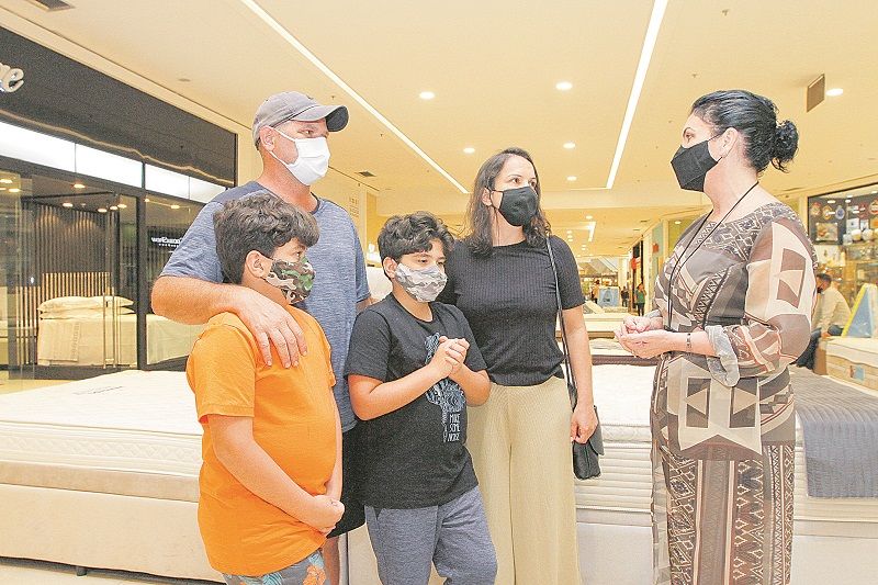 Ricardo Cecato e Aline, com os filhos, recebem orientação da doutora em Educação Edna Tavares sobre a volta às aulas (Foto: Fábio Nunes/AT)