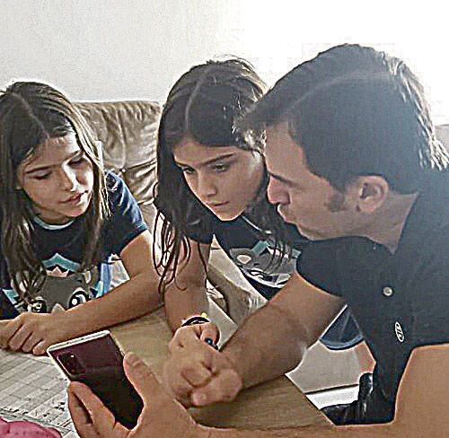 Ricardo, com as filhas Giovanna e Izabelle, ensina como fazer para ganhar dinheiro de forma lúdica e natural (Foto: Divulgação)