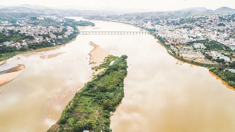 Rio Doce recebeu dejetos da barragem de Mariana e sofre com a poluição (Foto: Arquivo/ AT)
