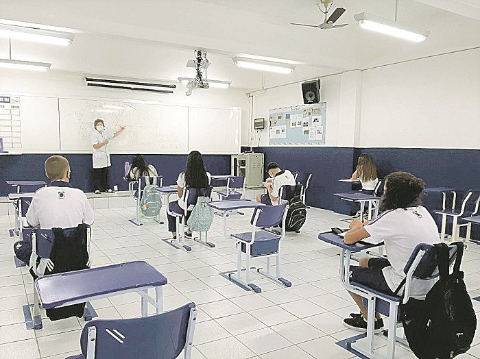 Sala de aula com distanciamento entre os alunos: regras de segurança (Foto: Arquivo/At)