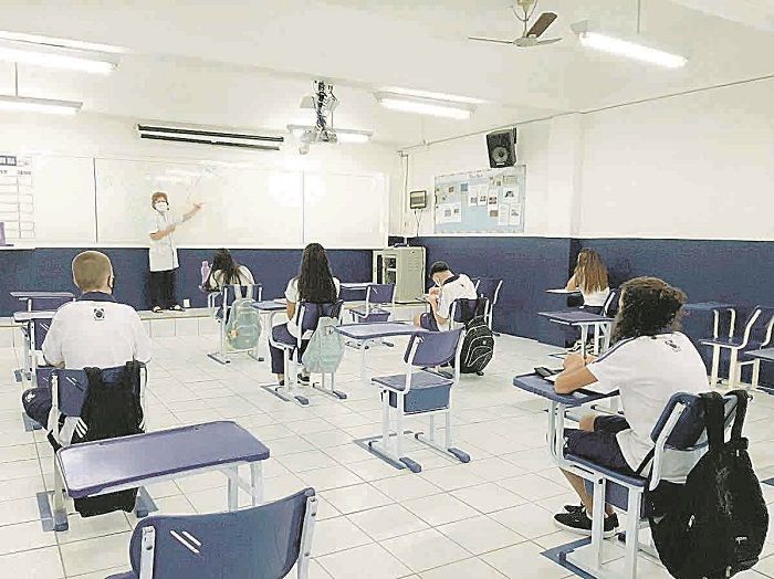Sala de aula: alunos estudam de forma presencial e também online de casa (Foto: Divulgação)