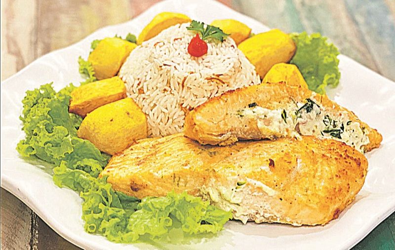Salmão Recheado do Caranguejo do Assis, em Itaparica. (Foto: Divulgação)