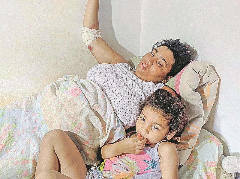 Sandriele Ramos com a filha Jhullyana: mãe caiu do 2º andar do prédio (Foto: Julia Afonso)