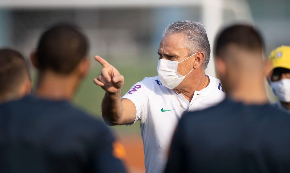 Tite durante treino da seleção (Foto: Lucas Figueiredo/ CBF)
