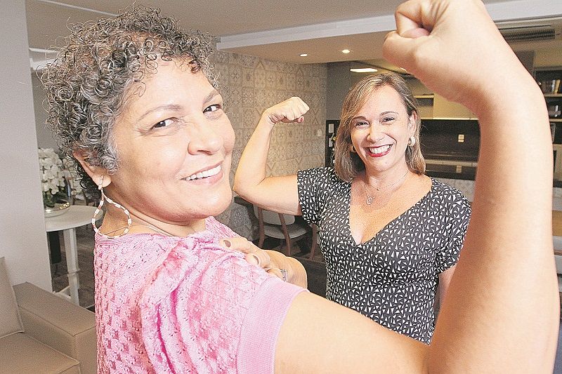 Silmara Schneider, 48, e Rosinélia Cezário Loureiro, 57, vizinhas de condomínio, venceram o câncer (Foto: Beto Morais/AT)