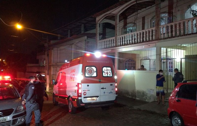 Usando uma faca, ele começou a ameaçar as vítimas por volta de 19h30 (Foto: Iury Demuner)