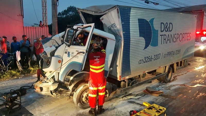 Socorristas resgatam feridos no caminhão que bateu em ônibus do Transcol (Foto: Divulgação)