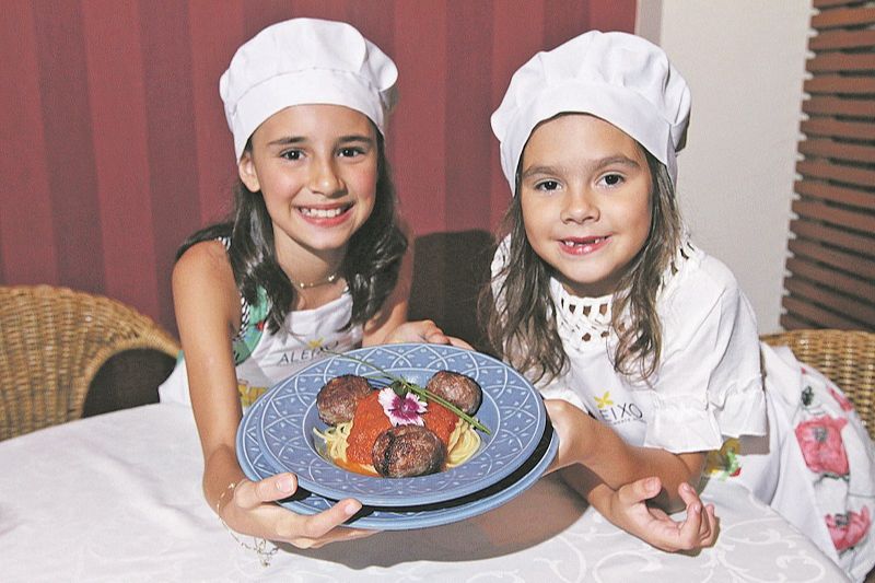 Soto Mesquita, 10, e Luiza Freitas, 6, brincaram de chefs e aprovaram o espaguete com almôndegas. (Foto: Beto Morais/AT)