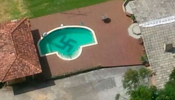 Suástica na piscina foi encontrada pela Polícia Civil durante uma busca de helicóptero (Foto: Reprodução / TV Record)