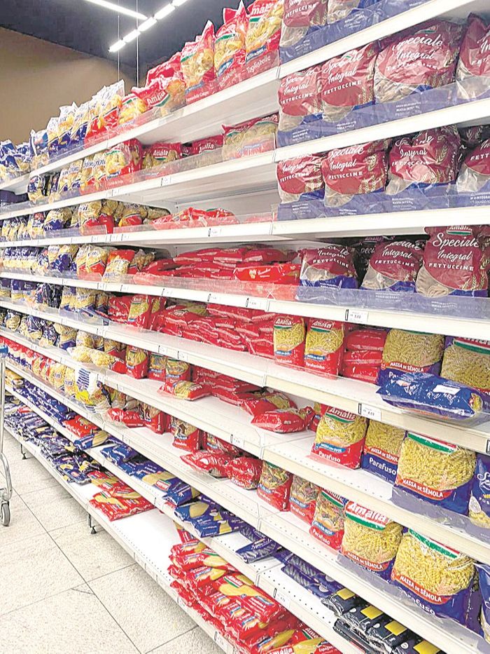Prateleira de supermercado: auxílio do governo deu fôlego ao setor (Foto: Kadidja Fernandes — 17/03/2020)