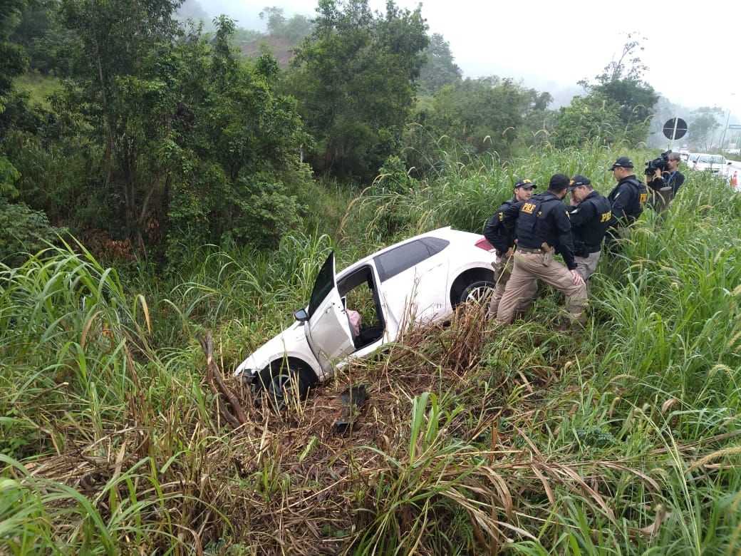 Suspeitos tentaram fugir jogando carro em matagal (Foto: Fábio Nunes/ AT/ 22/10/2020)