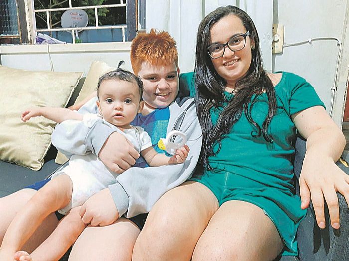 Taiana Matos com os filhos Eduardo e Helena. Ela estava na fila do transplante há dois anos (Foto: Roberta Bourguignon)