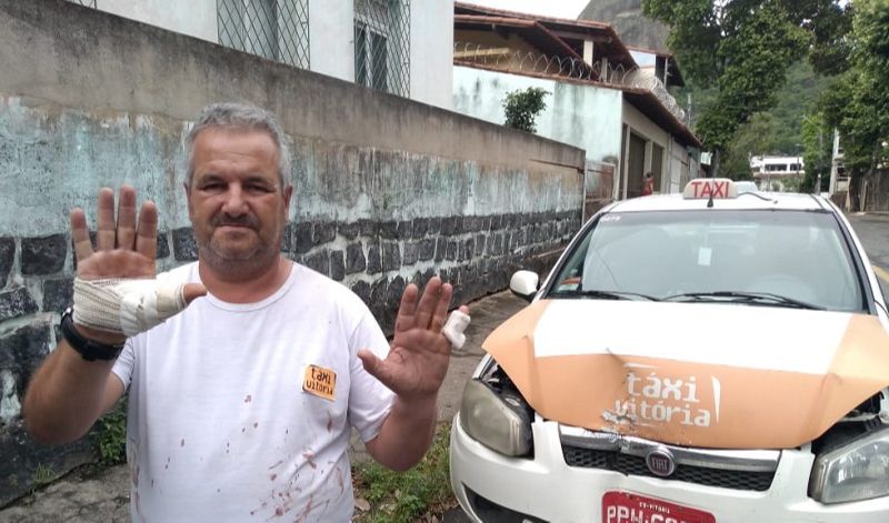 Elias Alcântara de Souza mostra ferimentos nas mãos e prejuízo com o carro batido. (Foto: Fábio Nunes/AT)