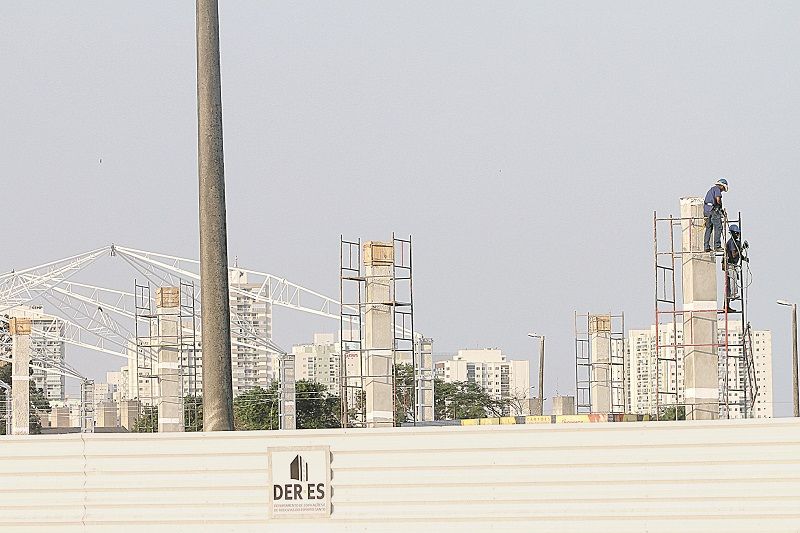 Terminal de Itaparica, em Vila Velha: operários trabalham para concluir a obra (Foto: Beto Morais/AT)