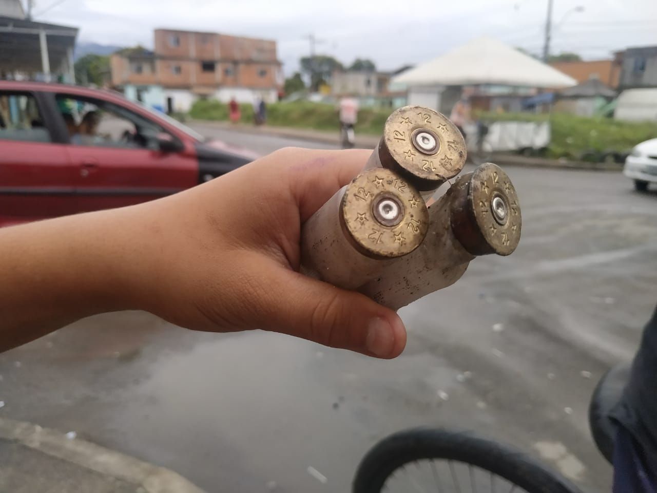Criança passava pelo local e encontrou balas de borracha (Foto: Kananda Natielly)