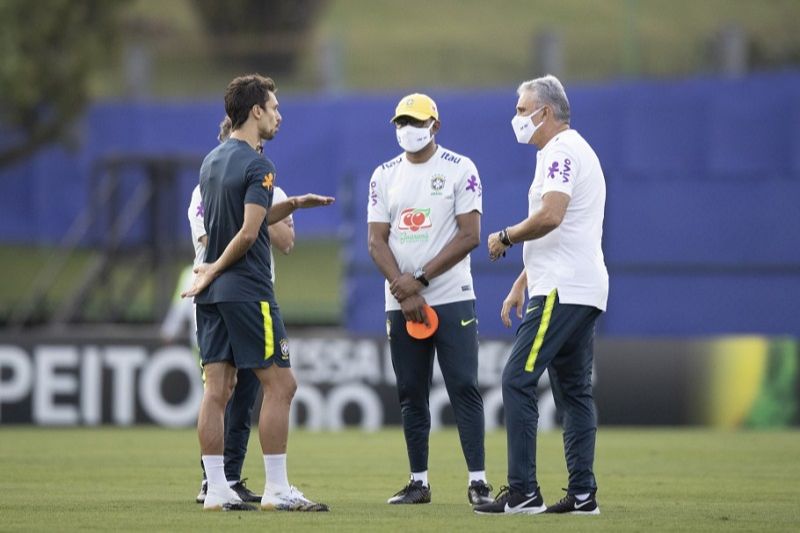 Tite orienta Rodrigo Caio durante o treino. (Foto: Lucas Figueiredo/CBF)