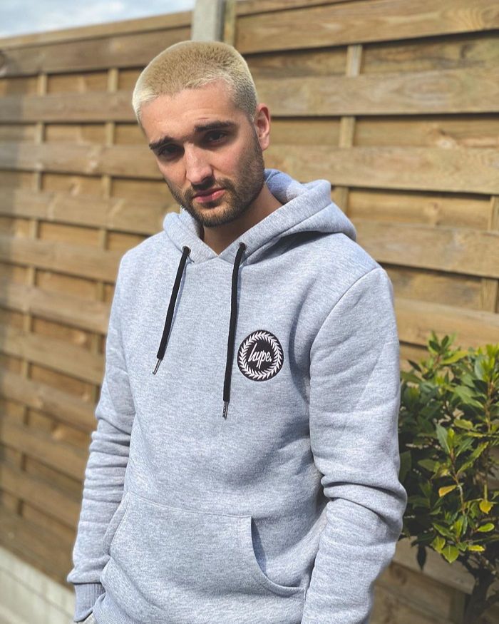 Tom Parker revelou diagnóstico em postagem nas redes sociais (Foto: Reprodução / Instagram @tomparkerofficial)