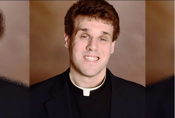 O padre Travis Clark, foi preso por ato obsceno após fazer sexo a três no altar da igreja (Foto: Reprodução)