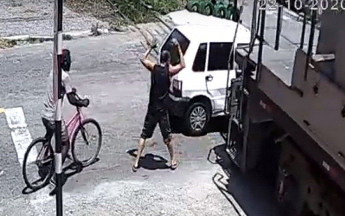 Motorista se desespera após ter o carro atingido (Foto: Reprodução / Youtube)
