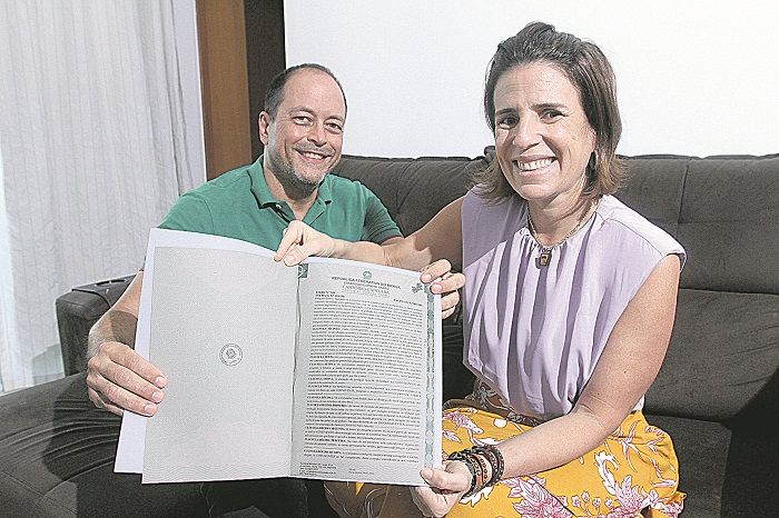 A advogada Fabiana de Resende, 44 anos, e o corretor de imóveis Marcelo Neves, 54 anos, fizeram a união estável em março, após quatro anos de relacionamento. (Foto: Beto Morais/AT)