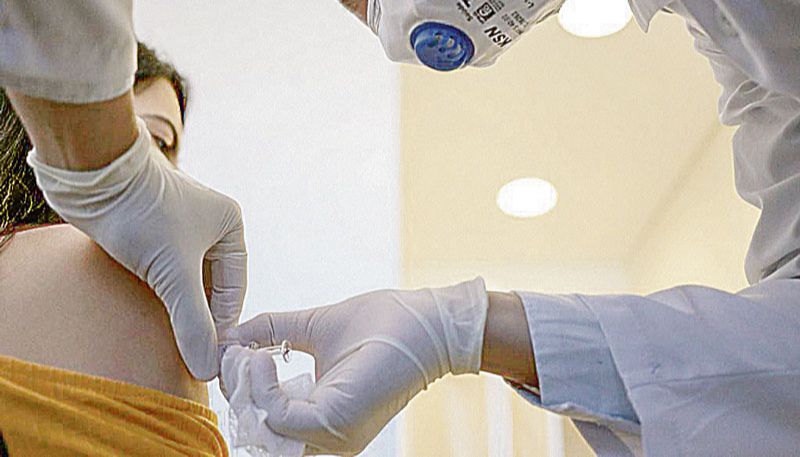Voluntária recebe vacina contra a Covid (Foto: Instituto Butantan/Reprodução)