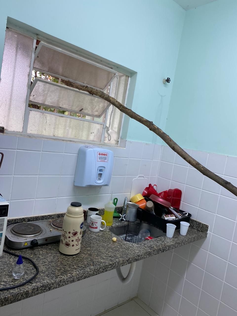 Vândalos jogaram pedras e pedaços de pau na unidade (Foto: Enviada por WhatsApp)