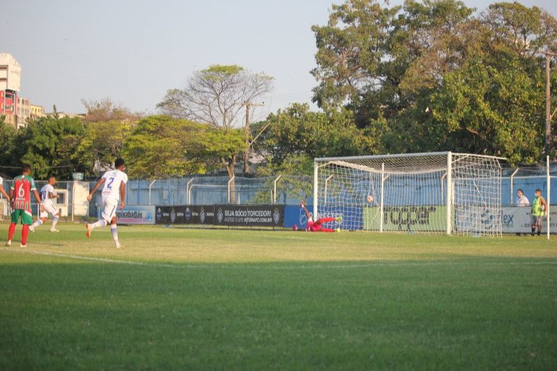 Edinho converte pênalti e empata o jogo para recolocar o Vitória na partida (Foto: Vitor Nicchio - Vitória FC)
