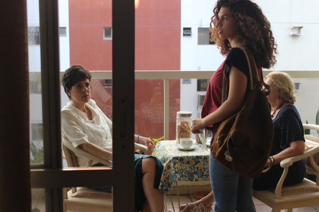Cecília Minette, Cynthia Dessaune,Thina Goltara durante uma das cenas da websérie (Foto: Divulgação)