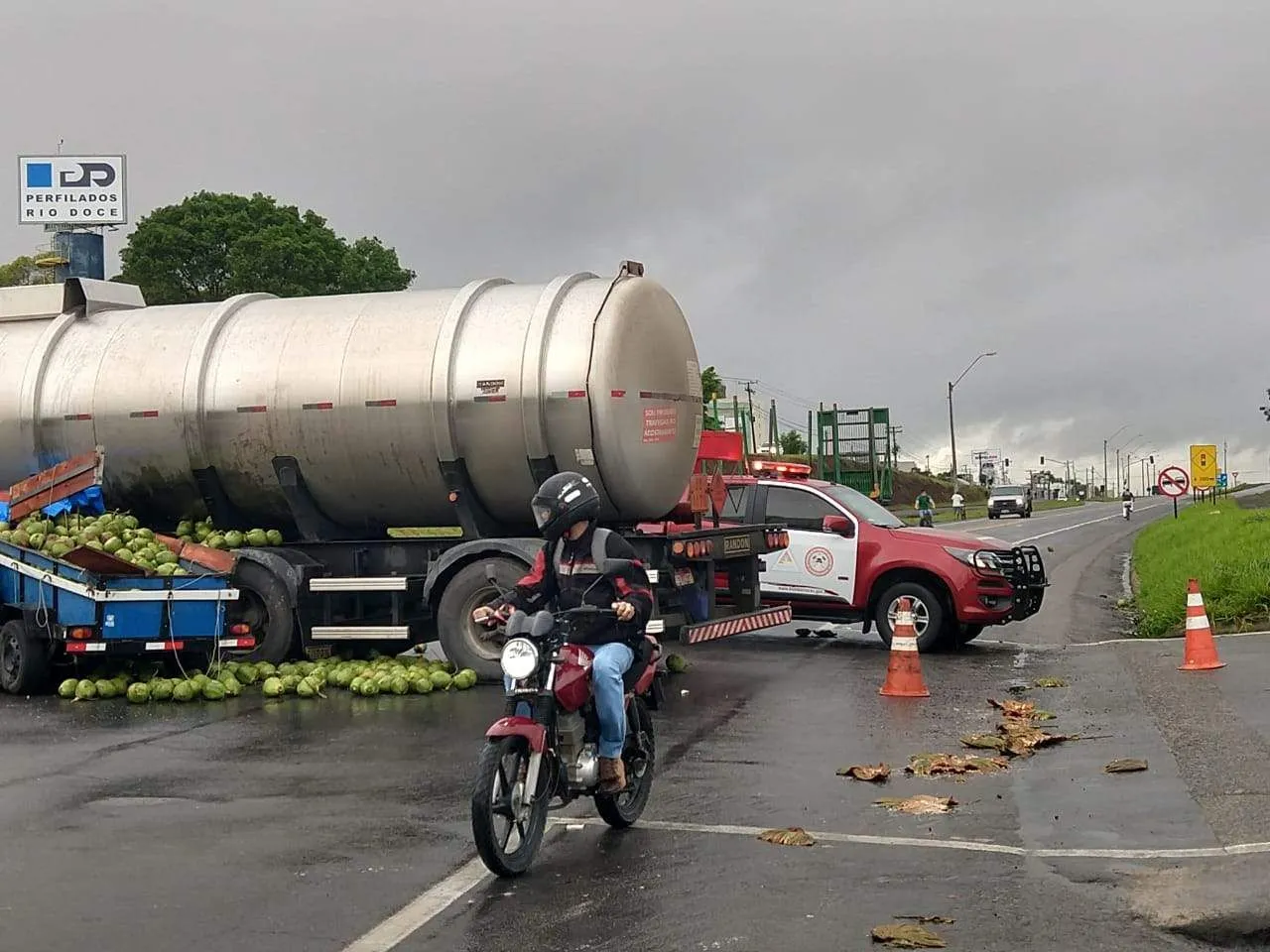 Imagem ilustrativa da imagem Acidente com caminhão-tanque carregado com álcool interdita trecho da BR 101, em Linhares