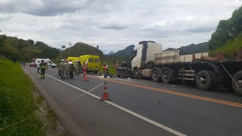 Imagem ilustrativa da imagem Três mortos em acidente entre carro e carretas na BR-101