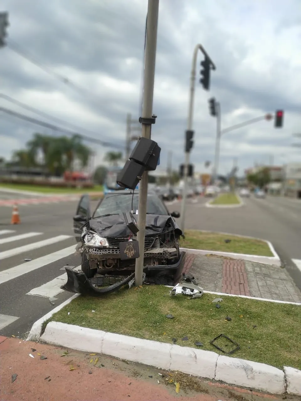Imagem ilustrativa da imagem Motorista fica ferido em acidente entre dois carros em Vitória
