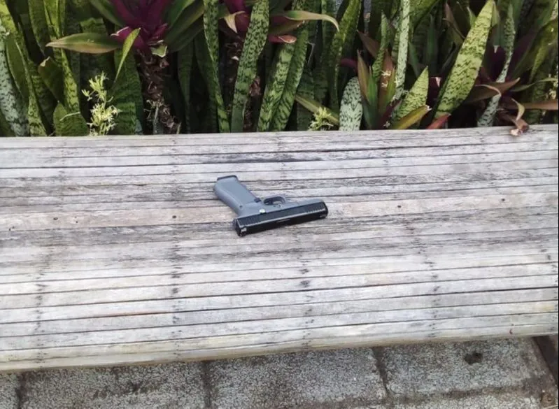 Imagem ilustrativa da imagem Arma é abandonada em banco de praça em Jardim da Penha