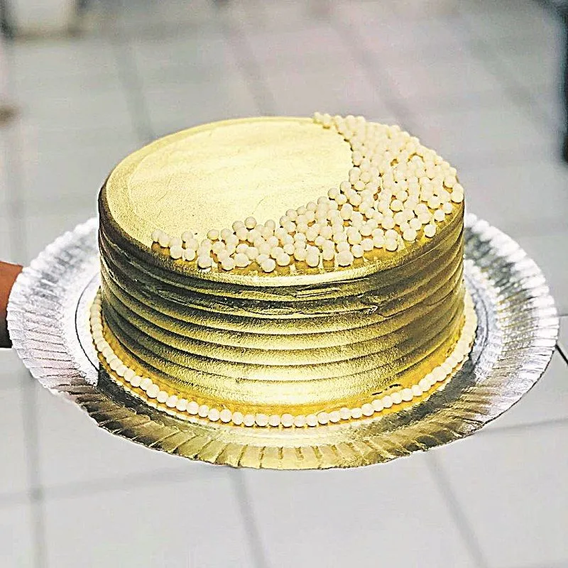 Bolo confeitado dourado do Mestre da Torta, em Laranjeiras, ganha diversos recheios