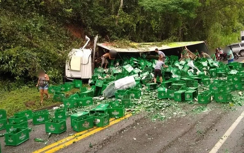 Imagem ilustrativa da imagem Caminhão de cerveja tomba e parte da carga é saqueada no Sul do Estado