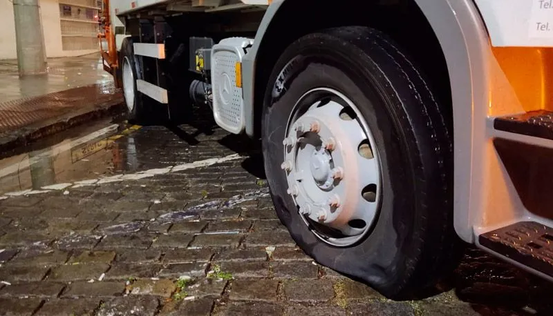 Imagem ilustrativa da imagem Caminhões de lixo são apedrejados e têm pneus furados em Vitória