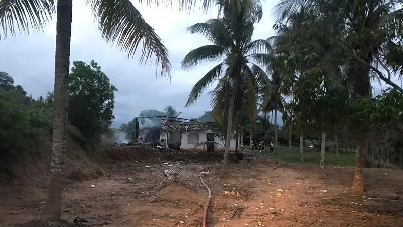 Imagem ilustrativa da imagem Depósito de fogos pega fogo e explode em Guarapari