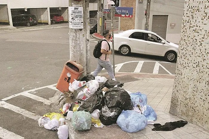 Imagem ilustrativa da imagem Lixo acumulado já causa risco de doenças nos bairros