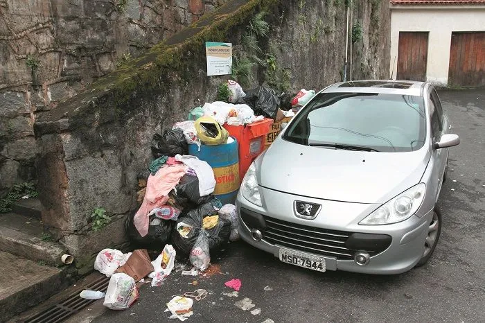 Imagem ilustrativa da imagem Sujeira acumula nas ruas com greve de motoristas de caminhão de lixo